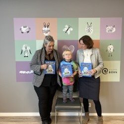 Breska Sendiráðið gaf Einstökum börnum bókagjöf