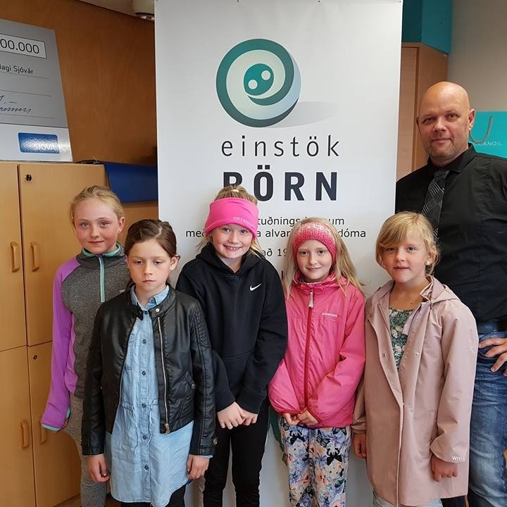 Héldu tómbólu í Árbænum - færðu félaginu afraksturinn.