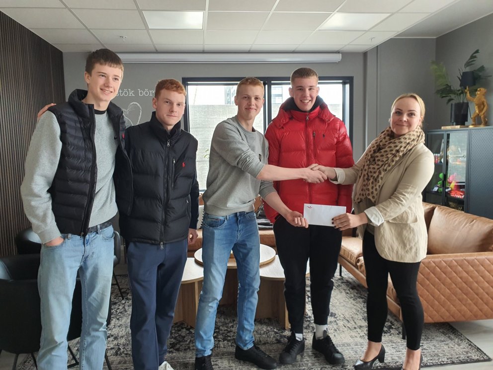 Ungir menn með ball fyrir jafnaldra sína og söfnuðu fé fyrir langveik börn.