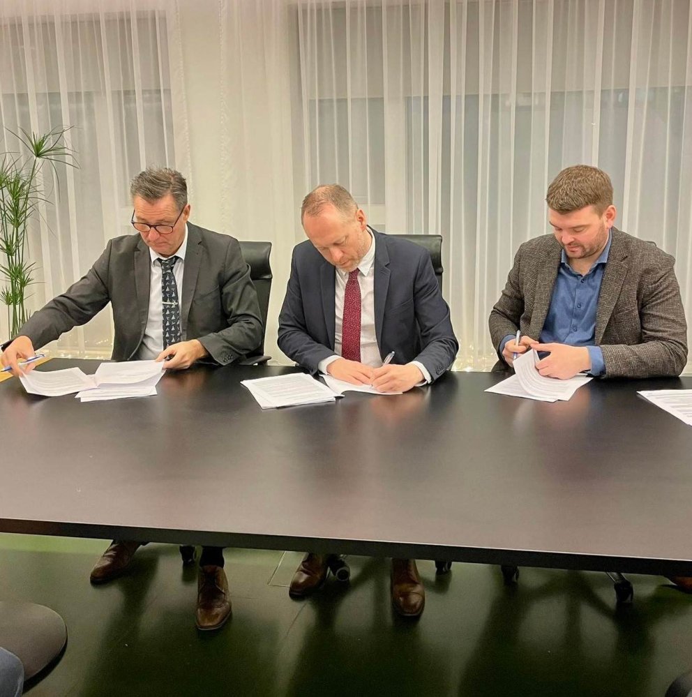 Ráðherrarnir undirrita samastarfsyfirlýsinguna (Mynd Stjórnarráðsins)