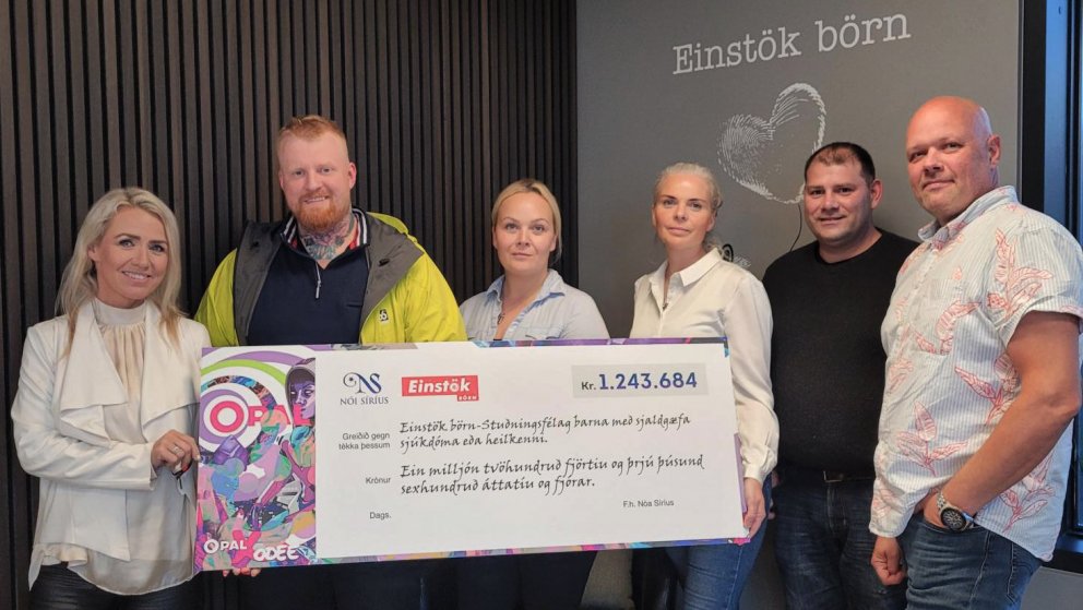 Alda Björk Larsen, markaðsstjóri Nóa Síríusar, afhendir stjórn Einstakra barna söfnunarféð.