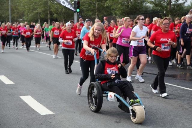 Systurnar Áslaug Arna og Nína hlupu saman í Reykjavíkurmaraþoninu 2012. (Mynd: Systkinahlaupsins á F…