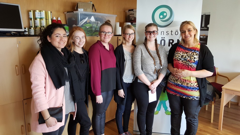 Flottar stelpur úr Verslunarskóla Íslands færðu félaginu veglega gjöf í styrktarsjóð félagsins.