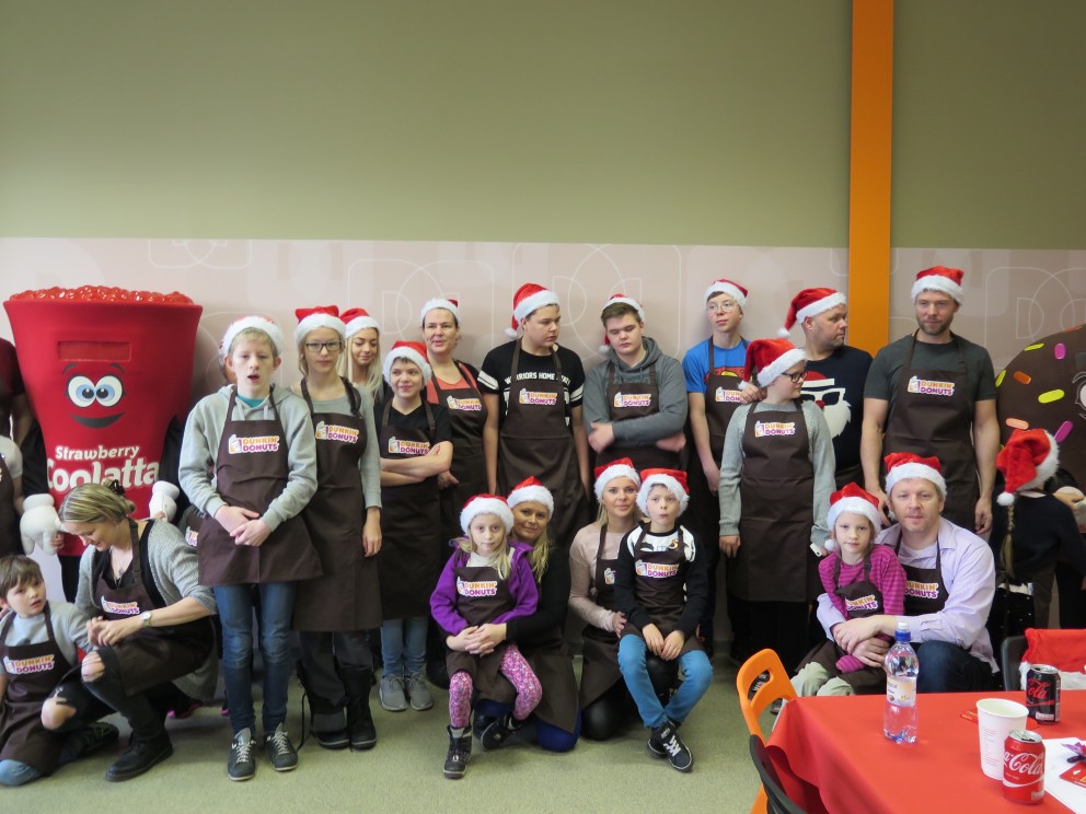 Donkin Donuts Reykjavik buðu Einstökum börnum í kleinuhringjaskreytingar