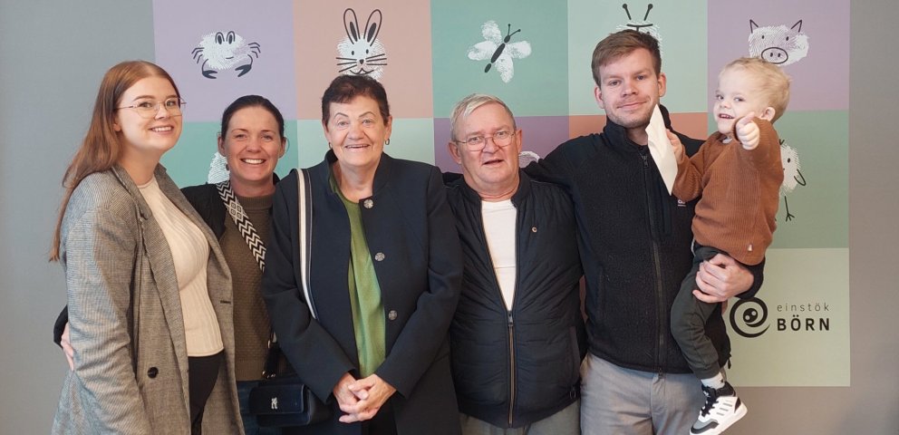 Fjölskyldan talið frá hægri: Júlíana Björk, Jóhanna Kristín, afmælisbörnin Ingibjörg og Bárður og lo…