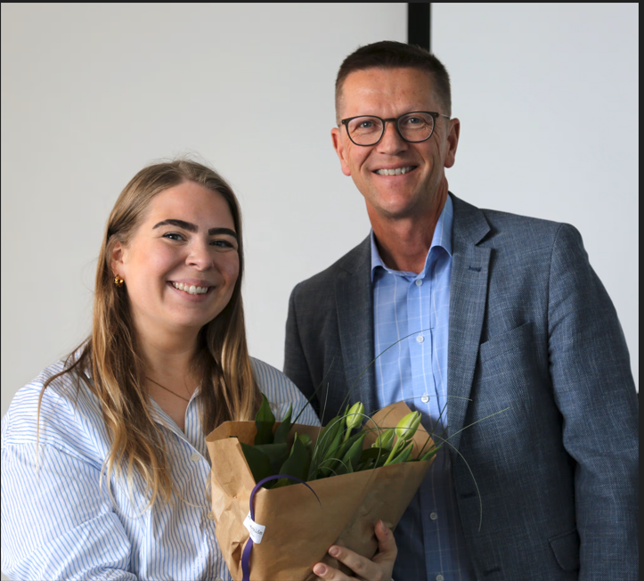 Ingibjörg tók á móti styrknum og með henni er Sæmundur framkvæmdastjóri EFLU