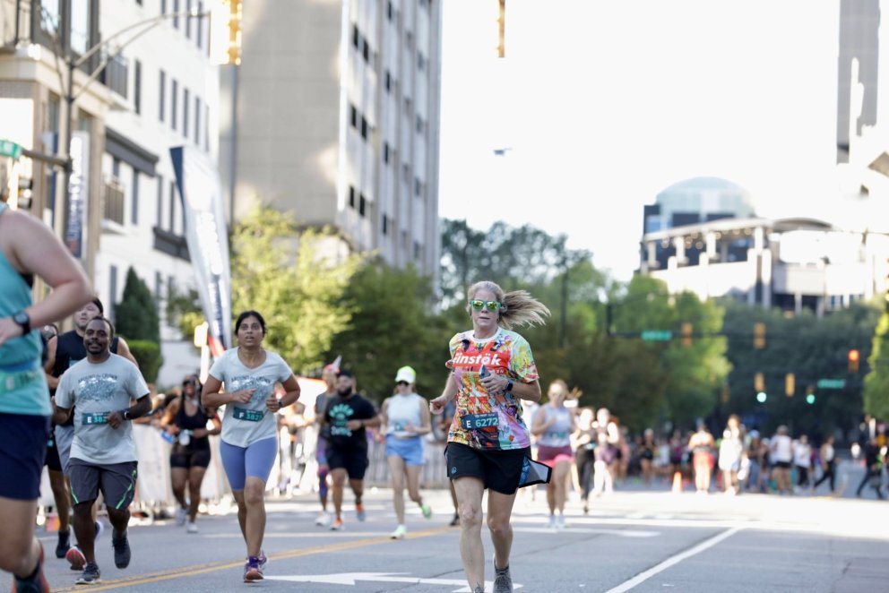 Patricia Guin, fyrir miðju á myndinni, í bol merktum Einstökum börnum