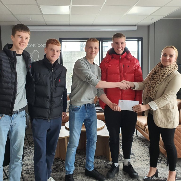 Ungir menn með ball fyrir jafnaldra sína og söfnuðu fé fyrir langveik börn.