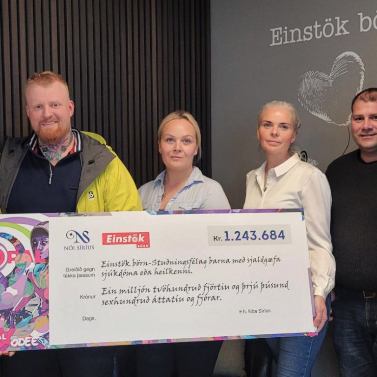Alda Björk Larsen, markaðsstjóri Nóa Síríusar, afhendir stjórn Einstakra barna söfnunarféð.