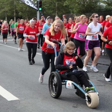 Systurnar Áslaug Arna og Nína hlupu saman í Reykjavíkurmaraþoninu 2012. (Mynd: Systkinahlaupsins á F…