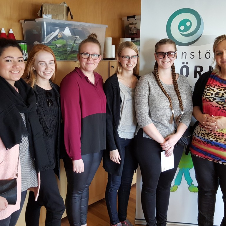 Flottar stelpur úr Verslunarskóla Íslands færðu félaginu veglega gjöf í styrktarsjóð félagsins.