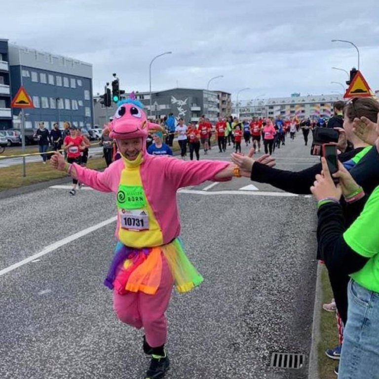 Glaði drekinn okkar hleypur alltaf í Reykjavíkurmaraþoninu.