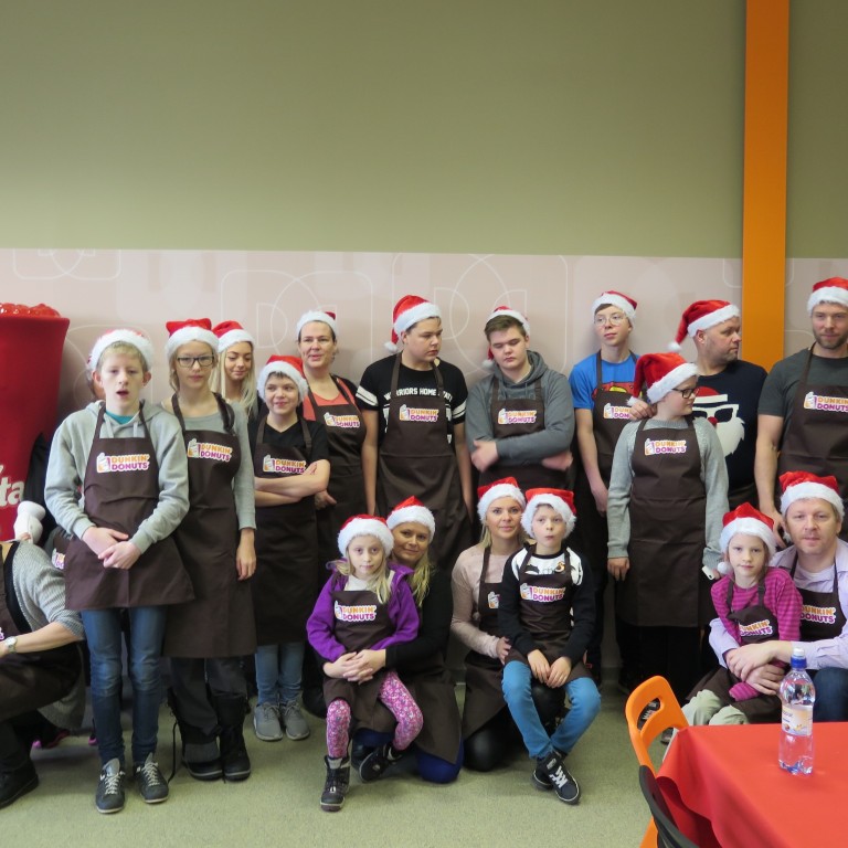 Donkin Donuts Reykjavik buðu Einstökum börnum í kleinuhringjaskreytingar