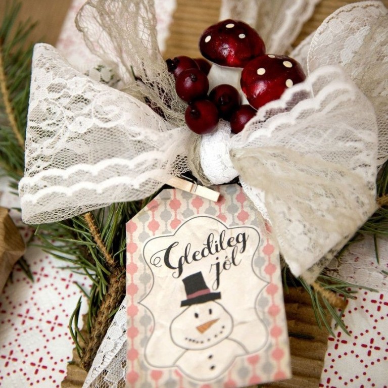 Hannaði jólamerkimiða ásamt dóttur sinni  og færði félaginu til sölu