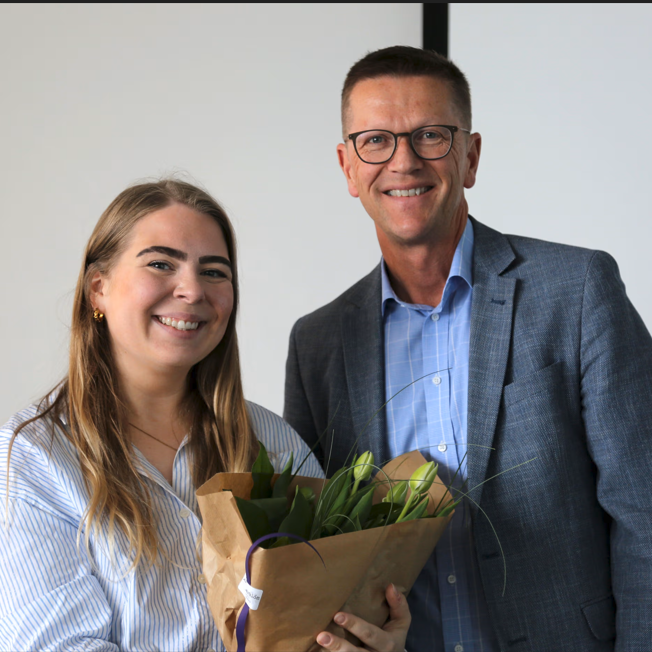 Ingibjörg tók á móti styrknum og með henni er Sæmundur framkvæmdastjóri EFLU