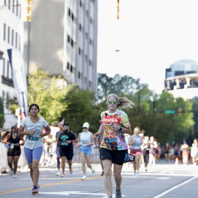 Patricia Guin, fyrir miðju á myndinni, í bol merktum Einstökum börnum