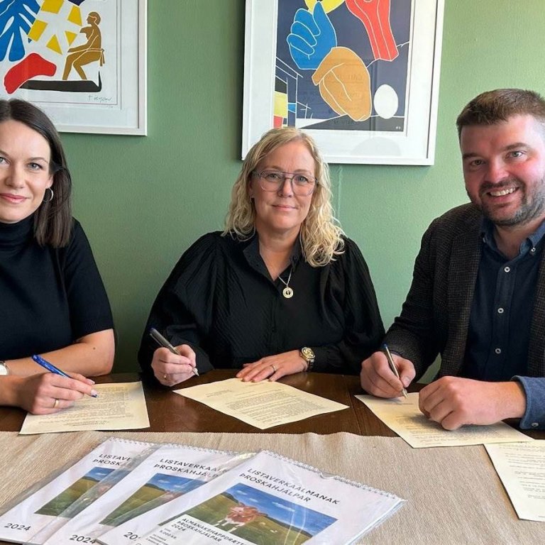 Mynd ráðuneytisins af undirskrift samningsins